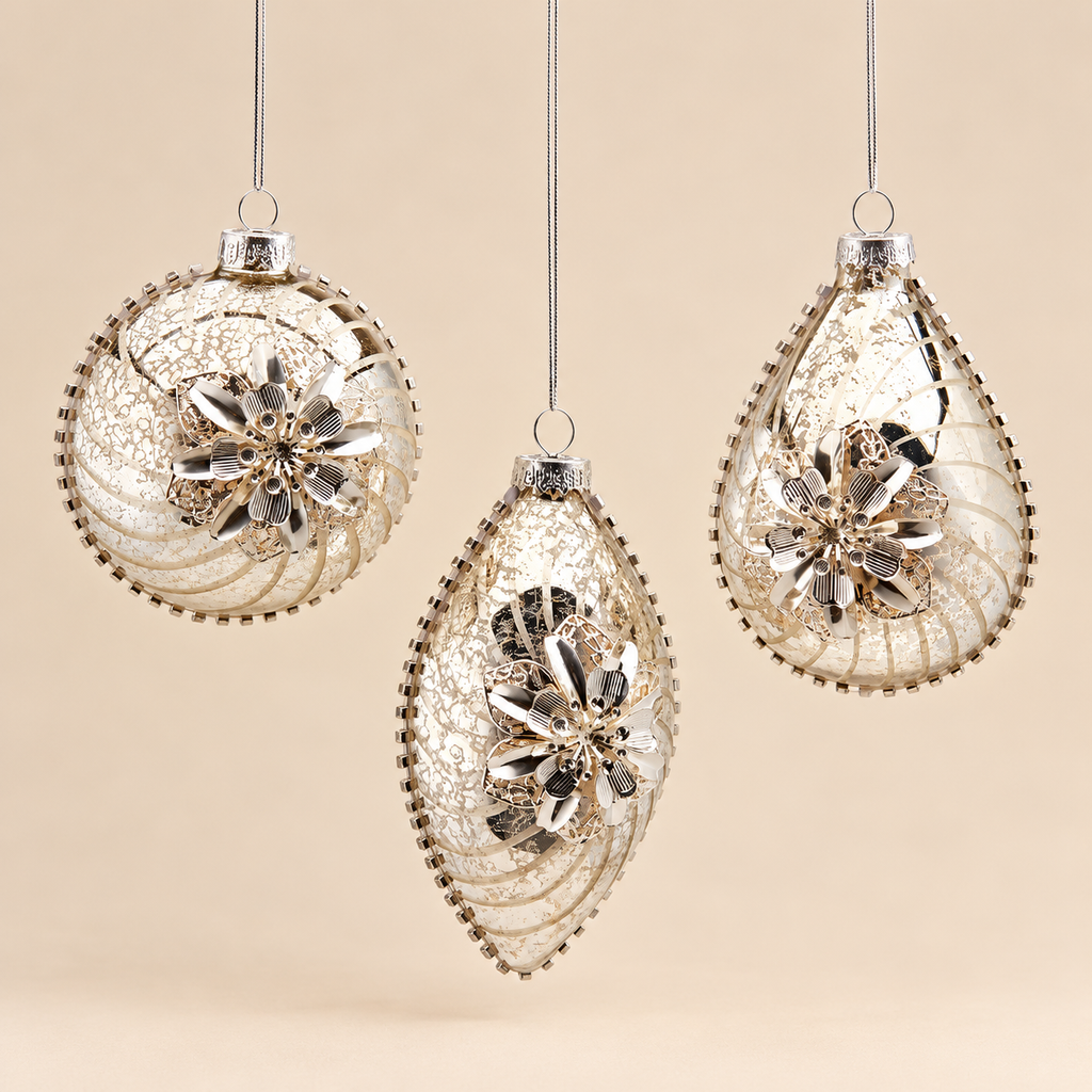 Sfera Natalizia EDG in Vetro Argento Anticato con Fiore Gioiello e Decorazioni in Rilievo Ø8 cm – Varianti Selezionabili