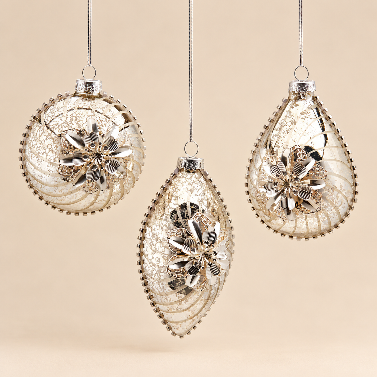 Sfera Natalizia EDG in Vetro Argento Anticato con Fiore Gioiello e Decorazioni in Rilievo Ø8 cm – Varianti Selezionabili