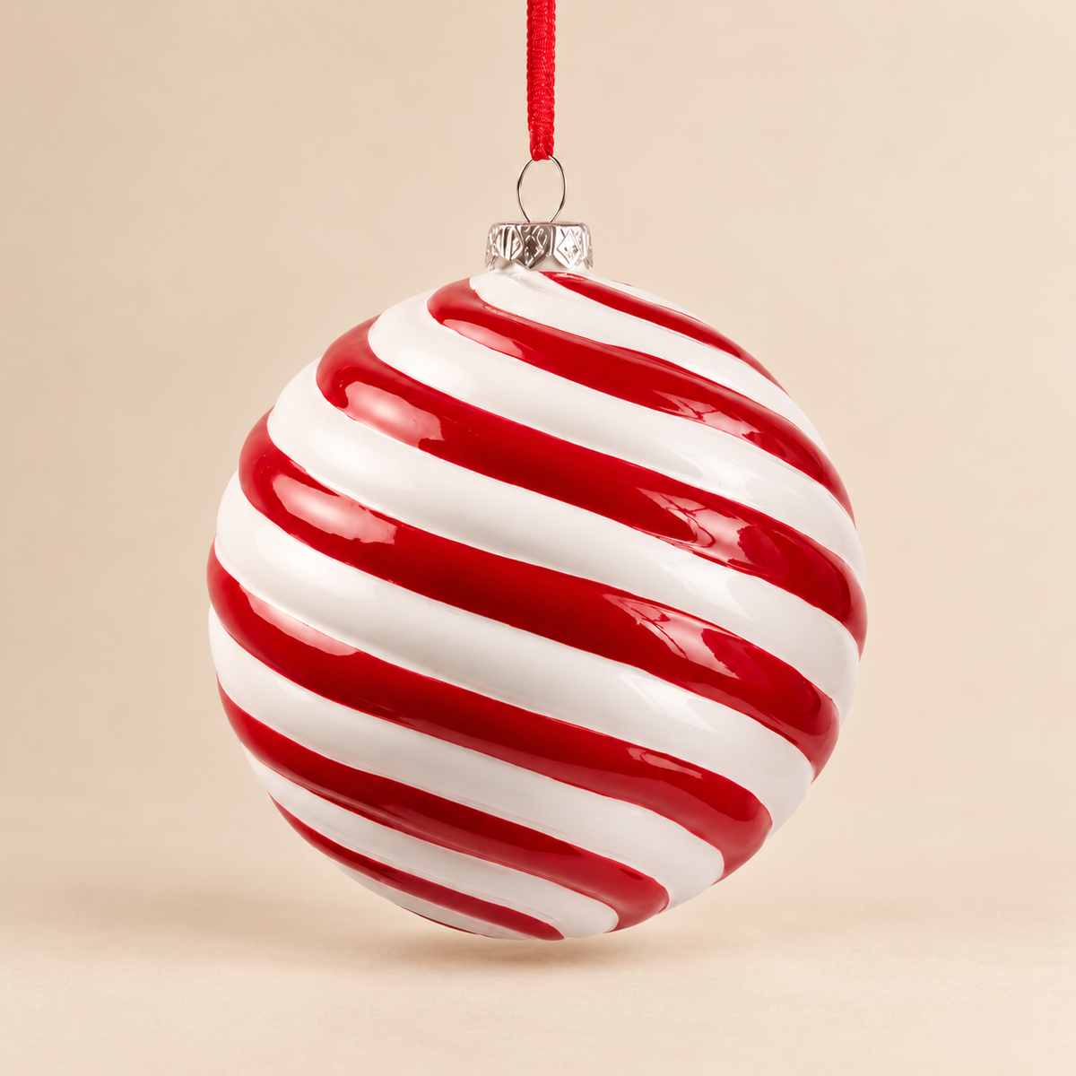 Sfera Natalizia Rossa e Bianca con Righe a Spirale in Rilievo Ø10 cm – PVC