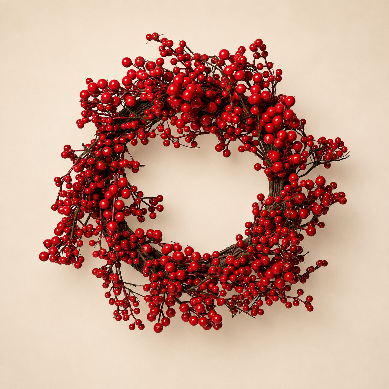 Corona decorativa con bacche rosse