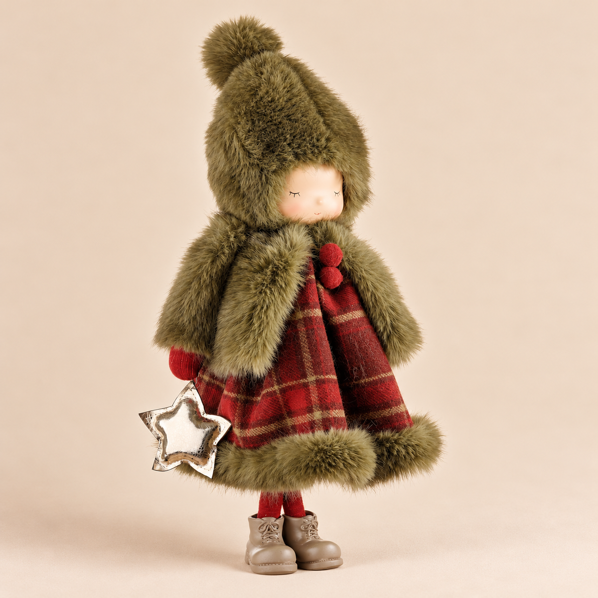 Bambina Natalizia Grande con Mantella Verde Oliva in Ecopelliccia, Abito Rosso Tartan e Stella Oro – Collezione Festa nel Bosco 21x17x46 cm