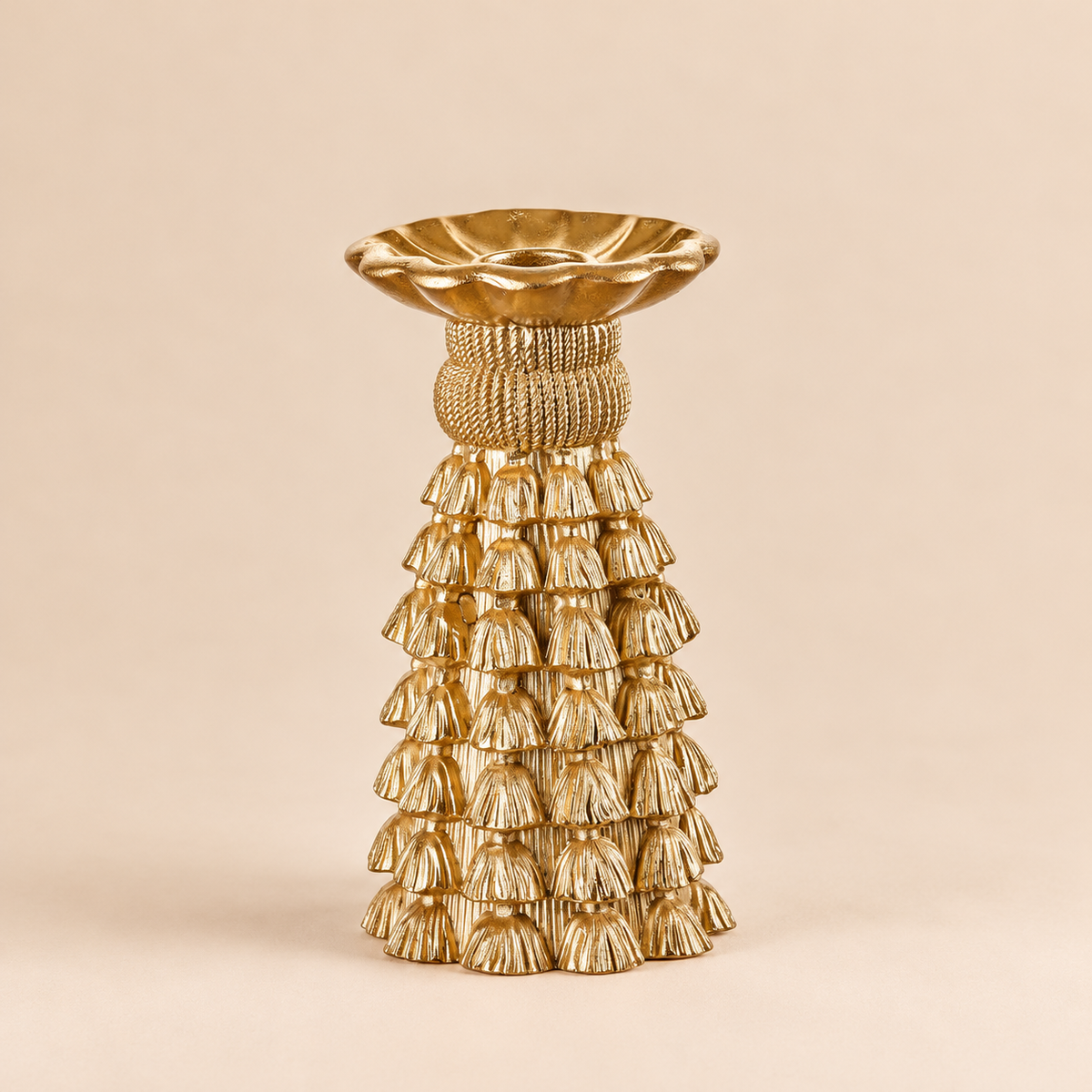 Candelabro Dorato con Nappe Decorative in Resina – Collezione Festa di Luce Ø8xH15 cm