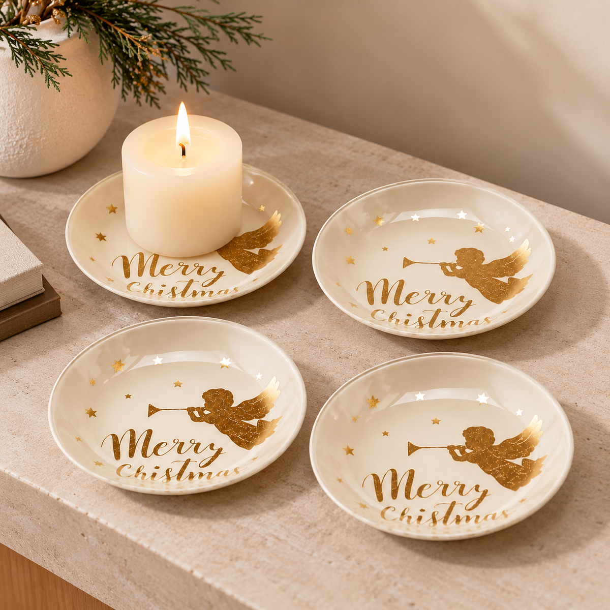 Set 4 Piattini Rotondi Portacandela Natalizi con Angelo Dorato e Scritta Merry Christmas – Ø 10 cm