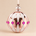 Sfera di Natale EDG in Vetro Rosa Cipria Metallizzato con Corona, Decori Bianchi e Gemme Fucsia – Ø 12 cm