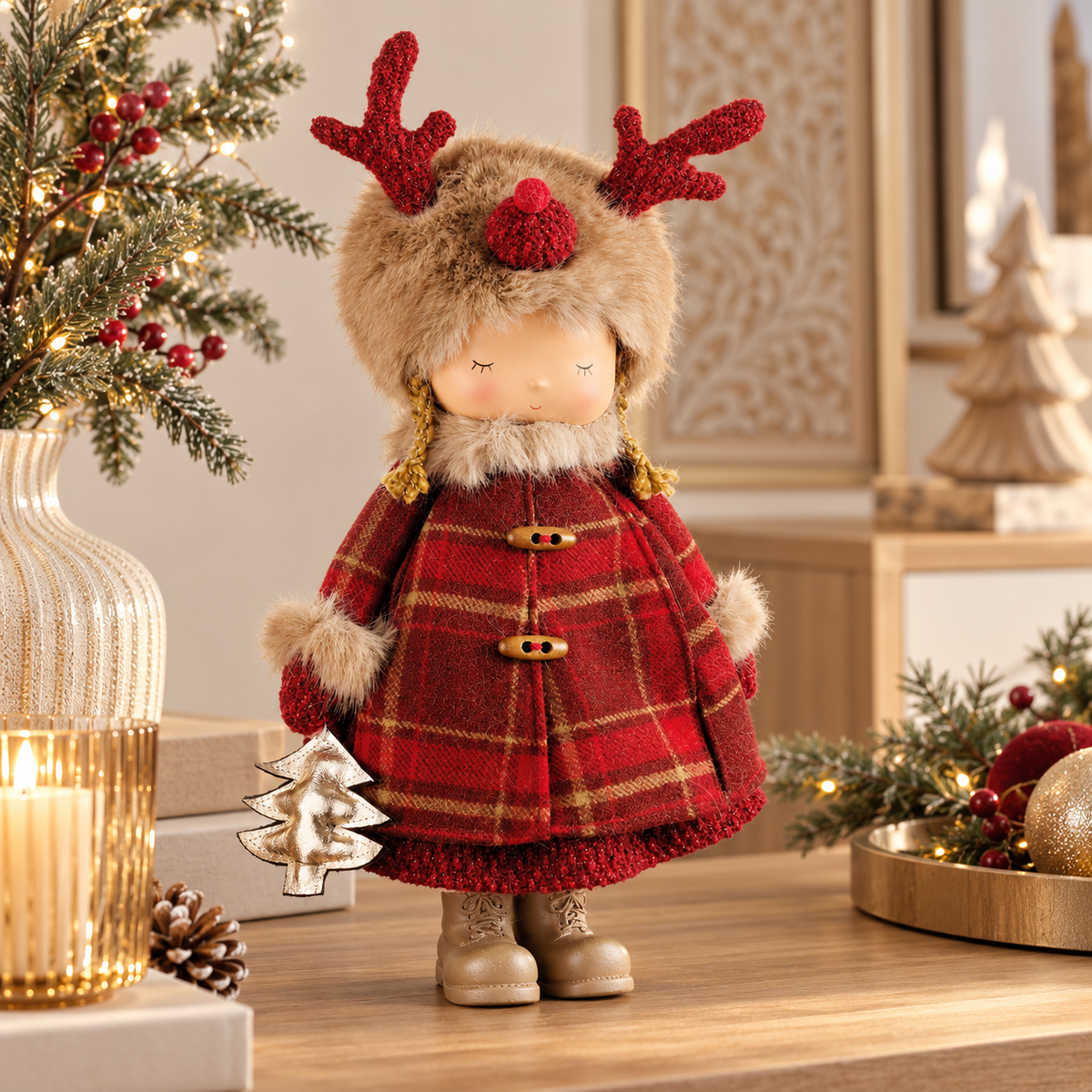 Bambina Natalizia Grande con Cappello Renna, Cappotto Rosso Tartan e Alberello Oro – Collezione Festa nel Bosco 20x12x37 cm
