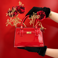 Vaso Borsa in Dolomite Rosso Lucido con Manici e Dettagli 28 cm