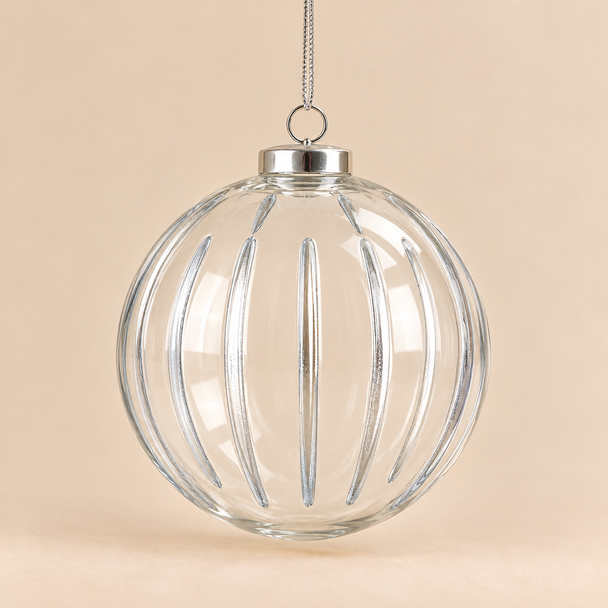 Sfera di Natale in Vetro Trasparente con Righe Verticali Argentate – Ø 10 cm