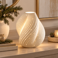 Lampada Decorativa LED in Porcellana Bianca con Lavorazione a Spirale – Collezione Incanto Invernale 19x23 cm