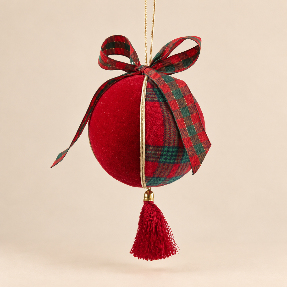 Sfera Natalizia EDG in Tessuto Rosso e Tartan Verde con Fiocco Scozzese e Nappa Rossa Ø10xH19 cm