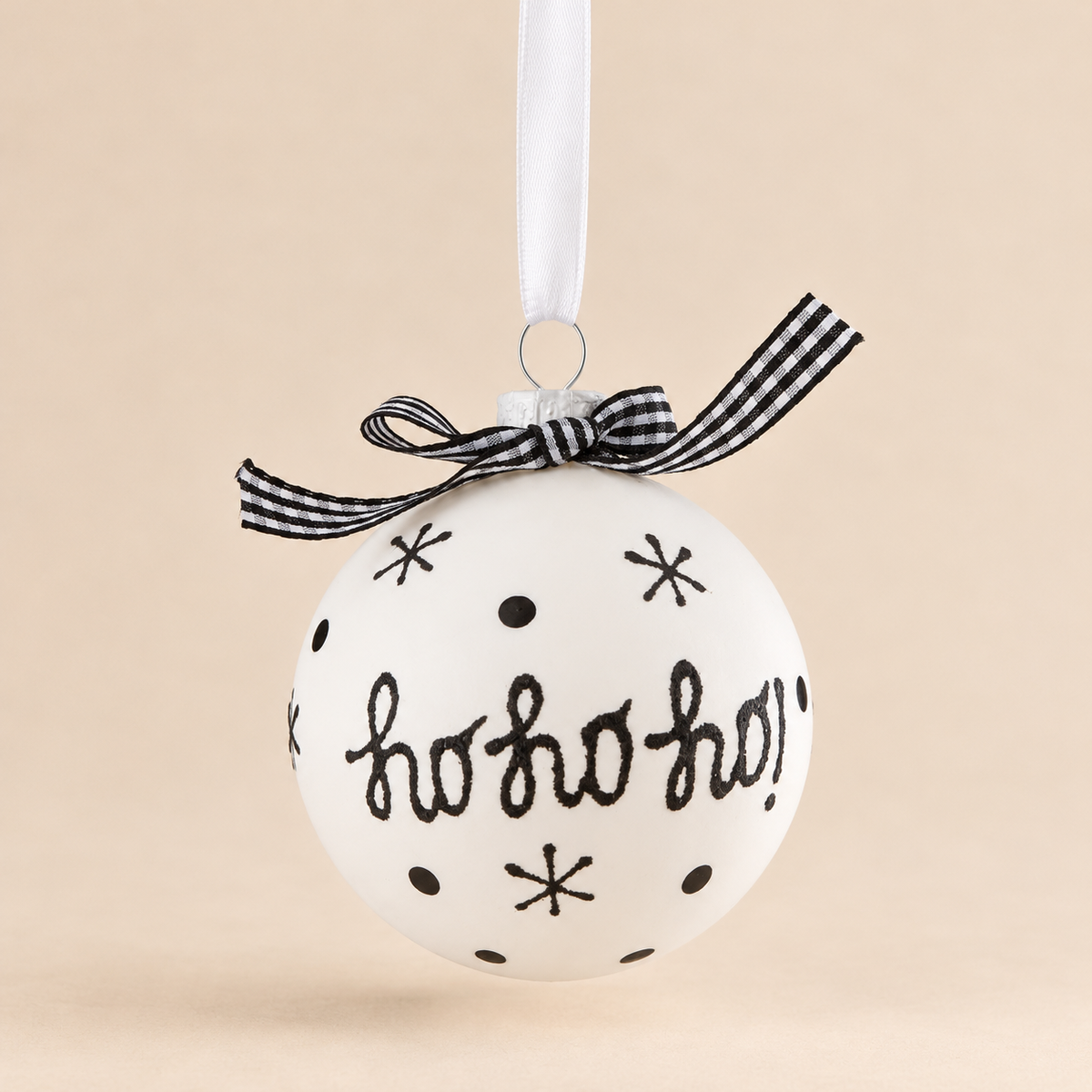 Sfera Natalizia in Vetro Bianco Opaco con Scritta Ho Ho Ho e Fiocco a Quadretti Nero Ø8 cm