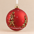 Sfera di Natale in Vetro Rosso Satinato con Rami di Abete, Bacche Rosse e Dettagli Oro – Ø 8,5 cm