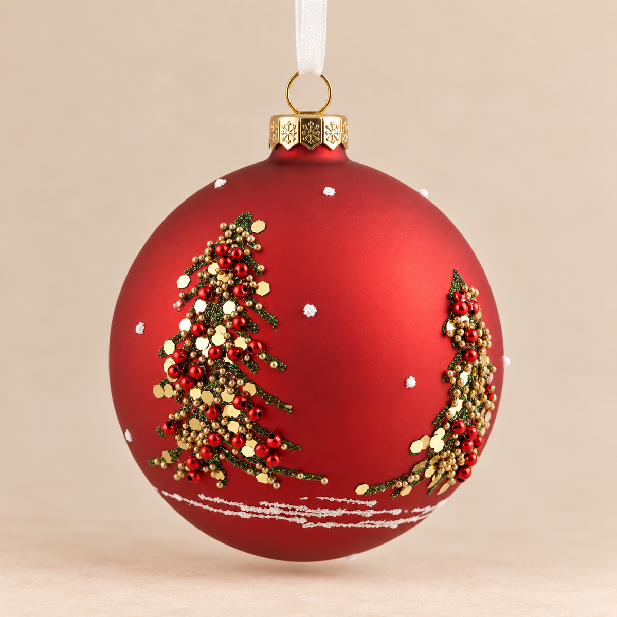 Sfera di Natale in Vetro Rosso Satinato con Rami di Abete, Bacche Rosse e Dettagli Oro – Ø 8,5 cm