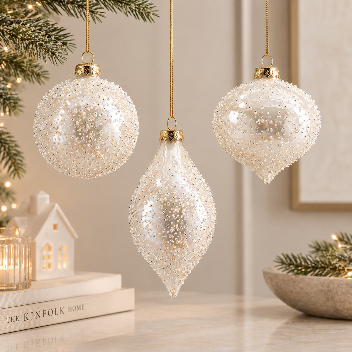 Addobbo di Natale in Vetro Bianco Perlato con Perline e Paillettes Iridescenti – 10 cm