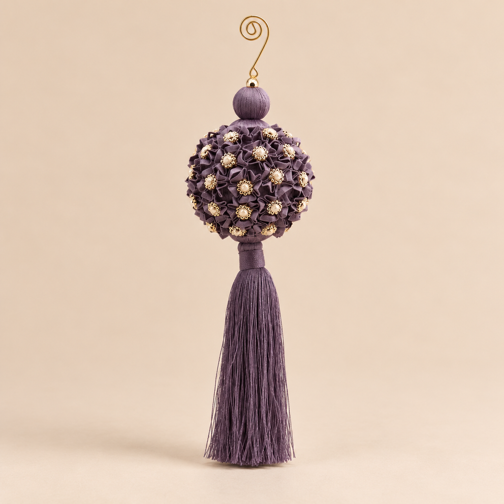Sfera Natalizia EDG Viola Malva con Fiori in Tessuto, Rosette Dorate e Nappa Ø8xH28 cm