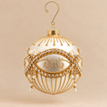 Sfera di Natale in Vetro Bianco Avorio con Decori Barocchi Oro, Strass e Pendenti Cristallo – Ø 10 cm