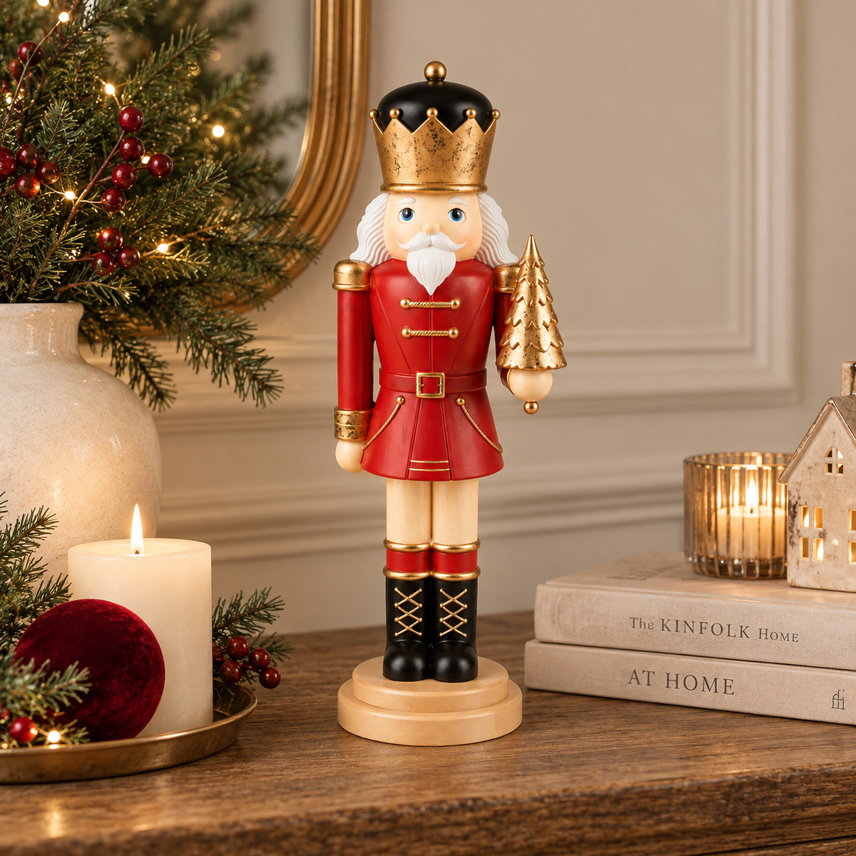Schiaccianoci Natalizio Decorativo in Poliresina con Corona Nera e Oro e Alberello Dorato – H 38 cm