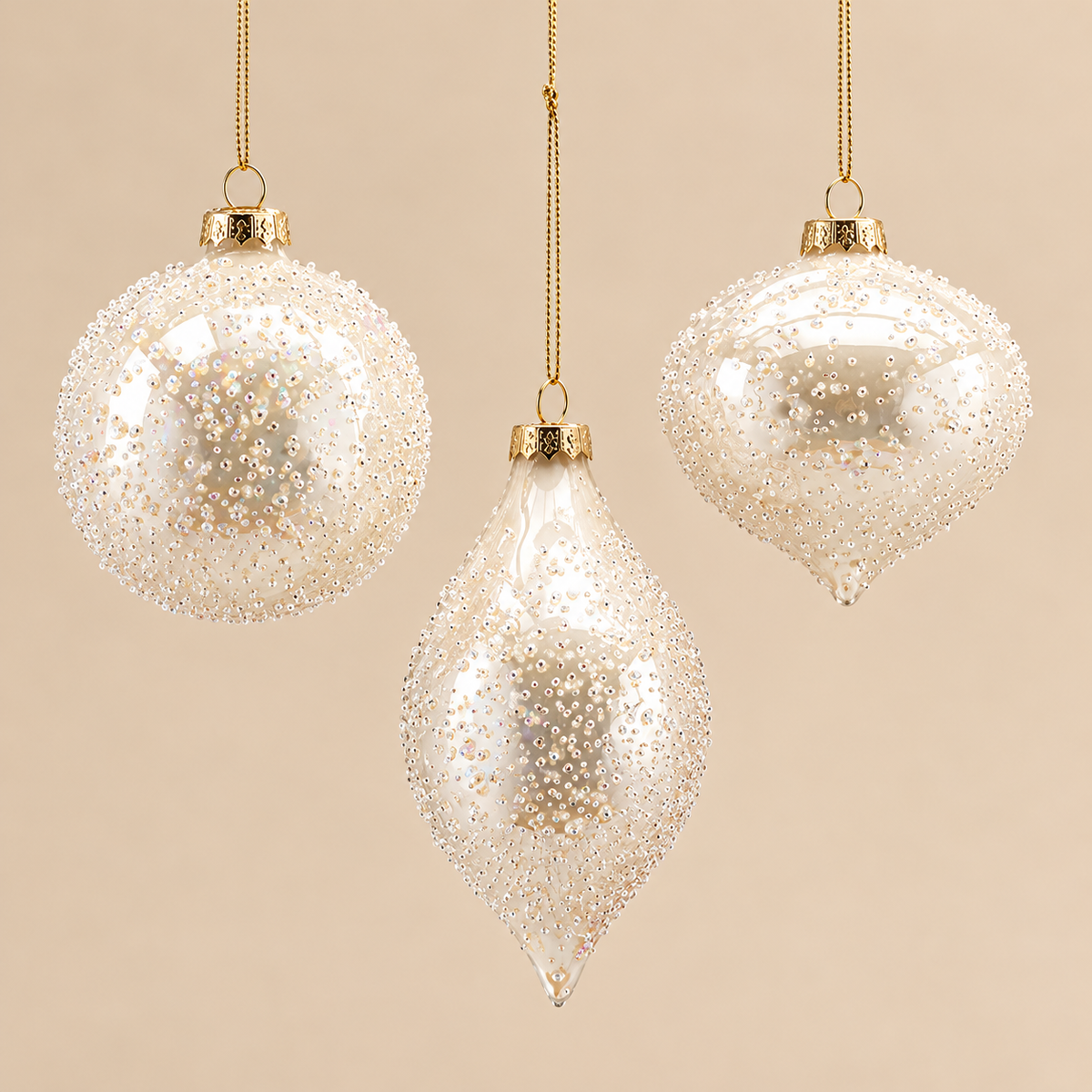 Addobbo di Natale in Vetro Bianco Perlato con Perline e Paillettes Iridescenti – 10 cm