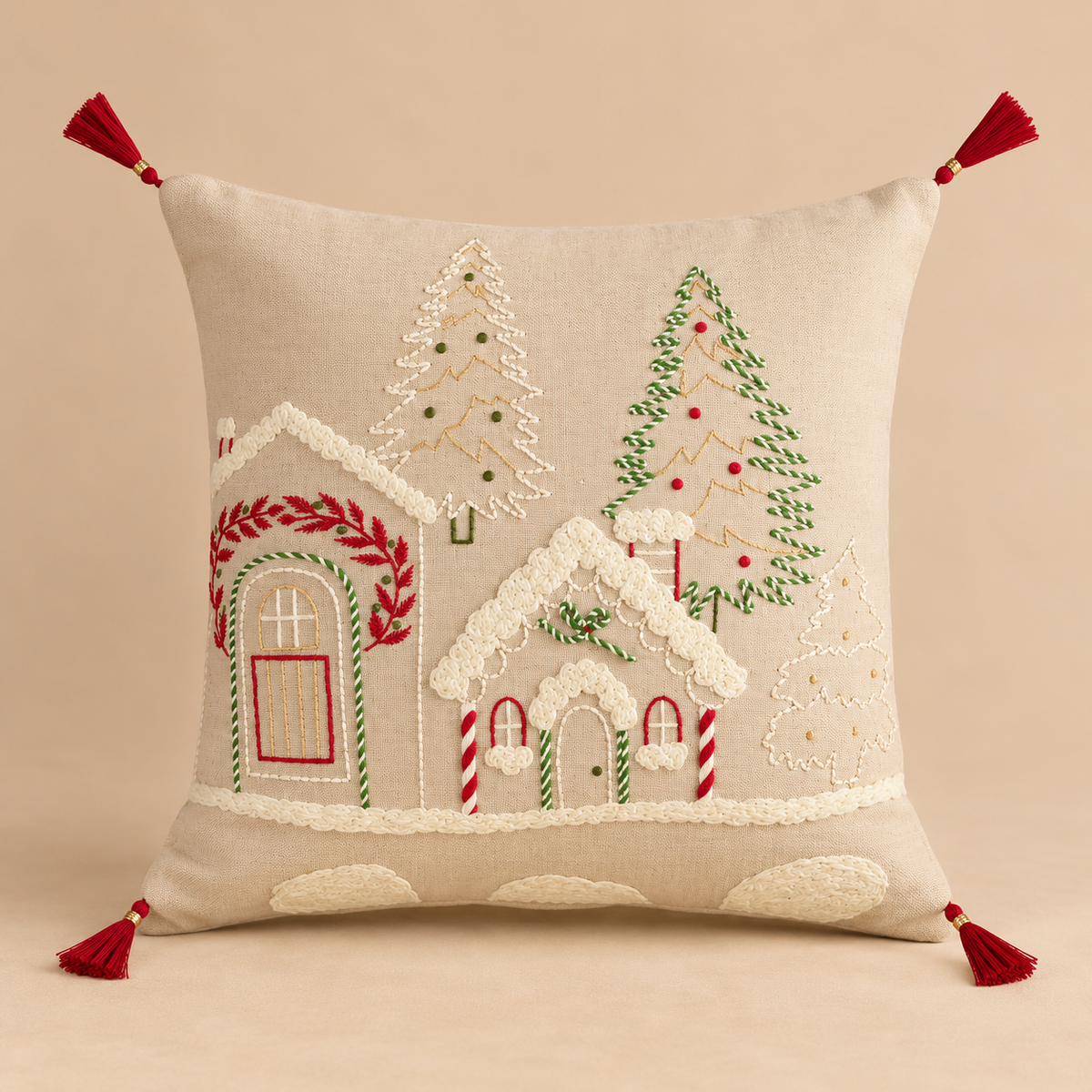 Cuscino Natalizio Sweet Home in Cotone con Casette e Alberi di Natale Ricamati e Nappine Rosse – 45x45 cm