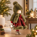Bambina Natalizia Grande con Mantella Verde Oliva in Ecopelliccia, Abito Rosso Tartan e Stella Oro – Collezione Festa nel Bosco 21x17x46 cm
