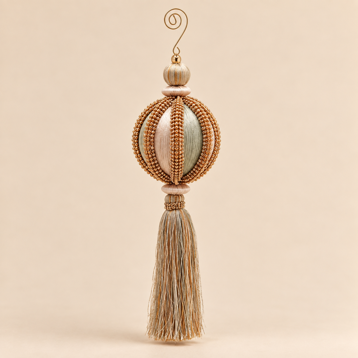 Decorazione Natalizia Sfera con Nappina Avorio e Oro 28cm
