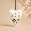 Decoro Cuore Viso in Ceramica – 6 x H 7 cm