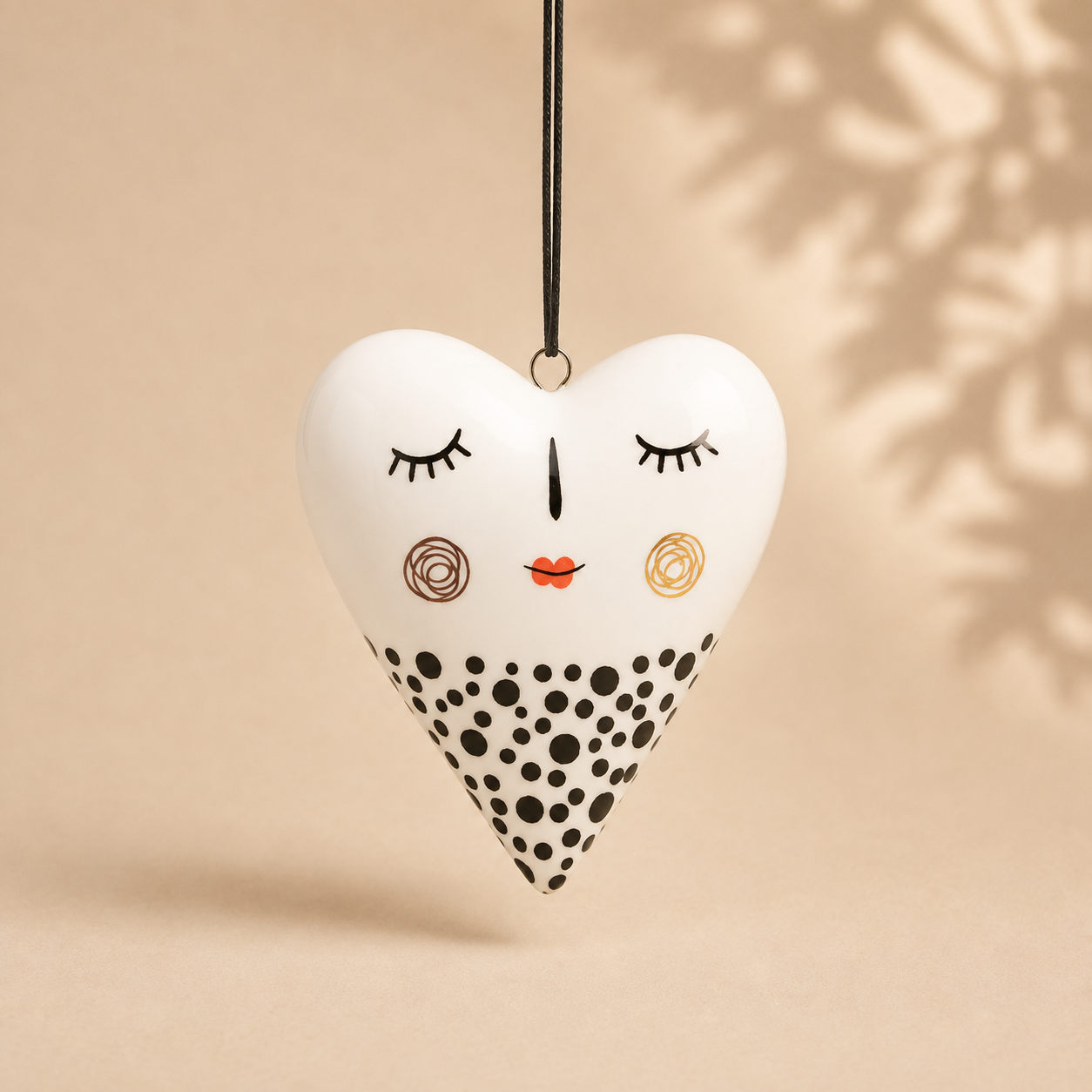 Decoro Cuore Viso in Ceramica – 6 x H 7 cm