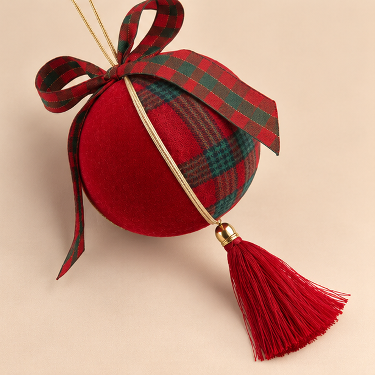 Sfera Natalizia EDG in Tessuto Rosso e Tartan Verde con Fiocco Scozzese e Nappa Rossa Ø10xH19 cm