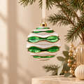 Sfera di Natale in Vetro Bianco e Verde Smeraldo con Onde in Rilievo e Profili Oro – Ø 10 cm