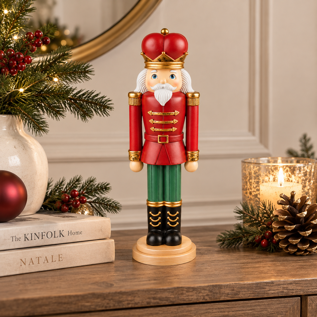 Schiaccianoci Natalizio Decorativo in Poliresina con Corona Rossa e Uniforme Verde e Oro – H 28 cm