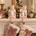 Set 2 Ganci per Calze Natalizie Schiaccianoci Rosa e Bianco con Dettagli Oro H12 cm