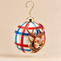 Sfera di Natale in Vetro Bianco con Motivo Tartan Rosso e Blu e Testa di Cervo in Rilievo – Ø 10 cm