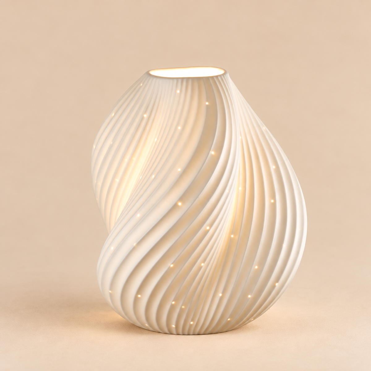 Lampada Decorativa LED in Porcellana Bianca con Lavorazione a Spirale – Collezione Incanto Invernale 19x23 cm (Copia)