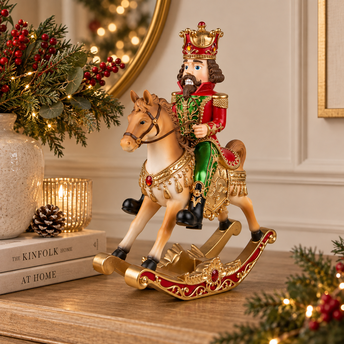 Schiaccianoci Natalizio Regale su Cavallo a Dondolo in Poliresina Rosso Verde e Oro – 32 x 19 x H 39 cm