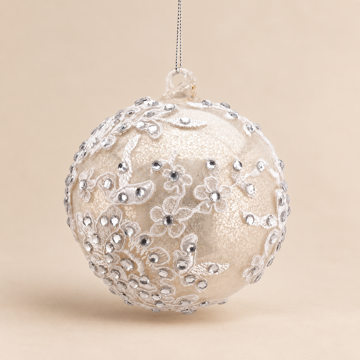 Sfera di Natale EDG in Vetro Argento Perlato con Fiori Ricamati e Strass – Ø 10 cm