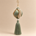 Sfera Natalizia EDG Verde Salvia con Perle Bianche, Strass Dorati e Nappa Ø8xH28 cm