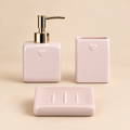 Set Accessori Bagno 3 Pezzi in Ceramica Rosa Sfumato con Cuori in Rilievo – Dispenser Sapone, Portaspazzolini e Portasapone