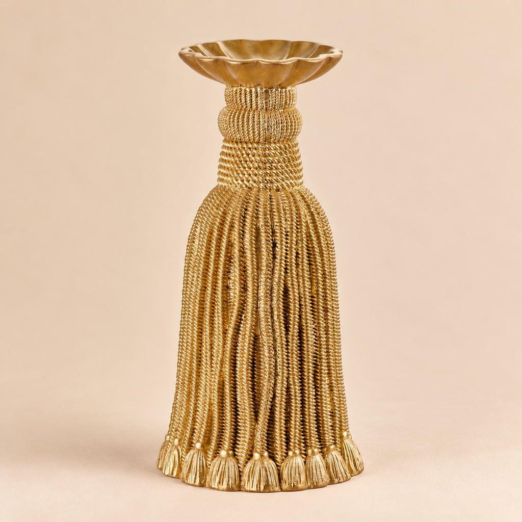 Candelabro Dorato con Frange Intrecciate e Nappe Decorative in Resina – Collezione Festa di Luce Ø13xH25 cm