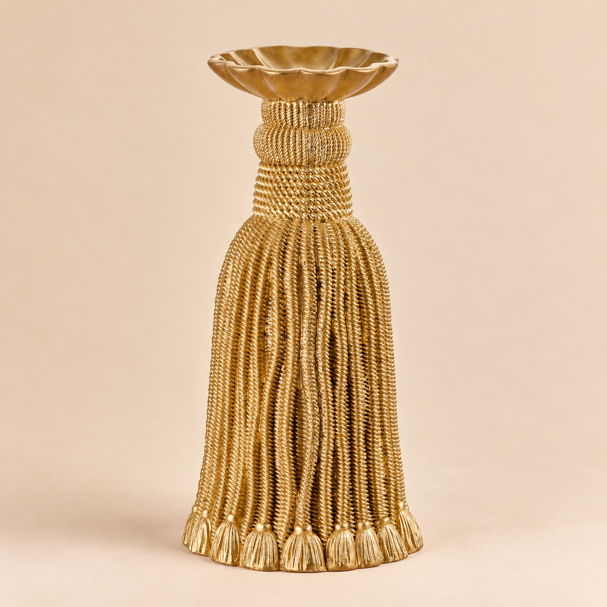 Candelabro Dorato con Frange Intrecciate e Nappe Decorative in Resina – Collezione Festa di Luce Ø13xH25 cm