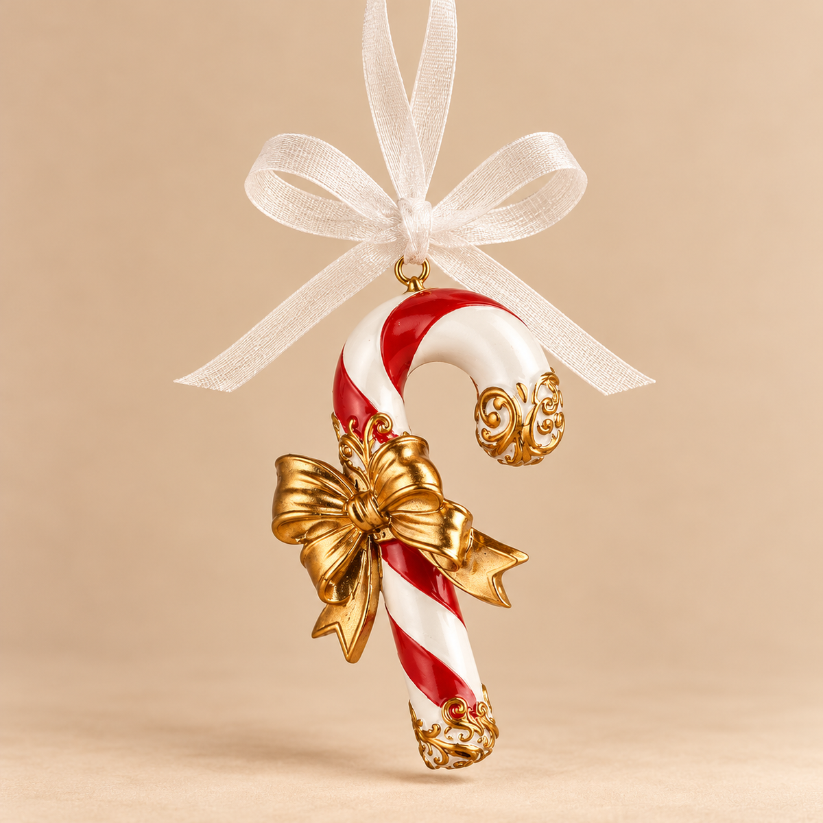 Decorazione Natalizia da Appendere a Forma di Bastoncino di Zucchero Bianco e Rosso con Fiocco Oro – Collezione Festa in Rosso 6x2x10 cm