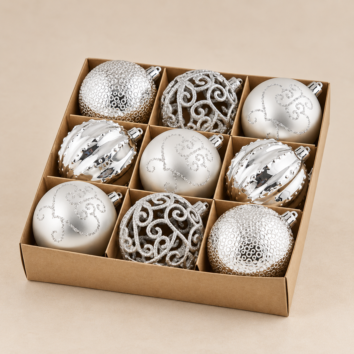 Set 9 Sfere Natalizie Argento e Bianco Ø8 cm in PVC con Glitter, Ricami e Finiture Assortite