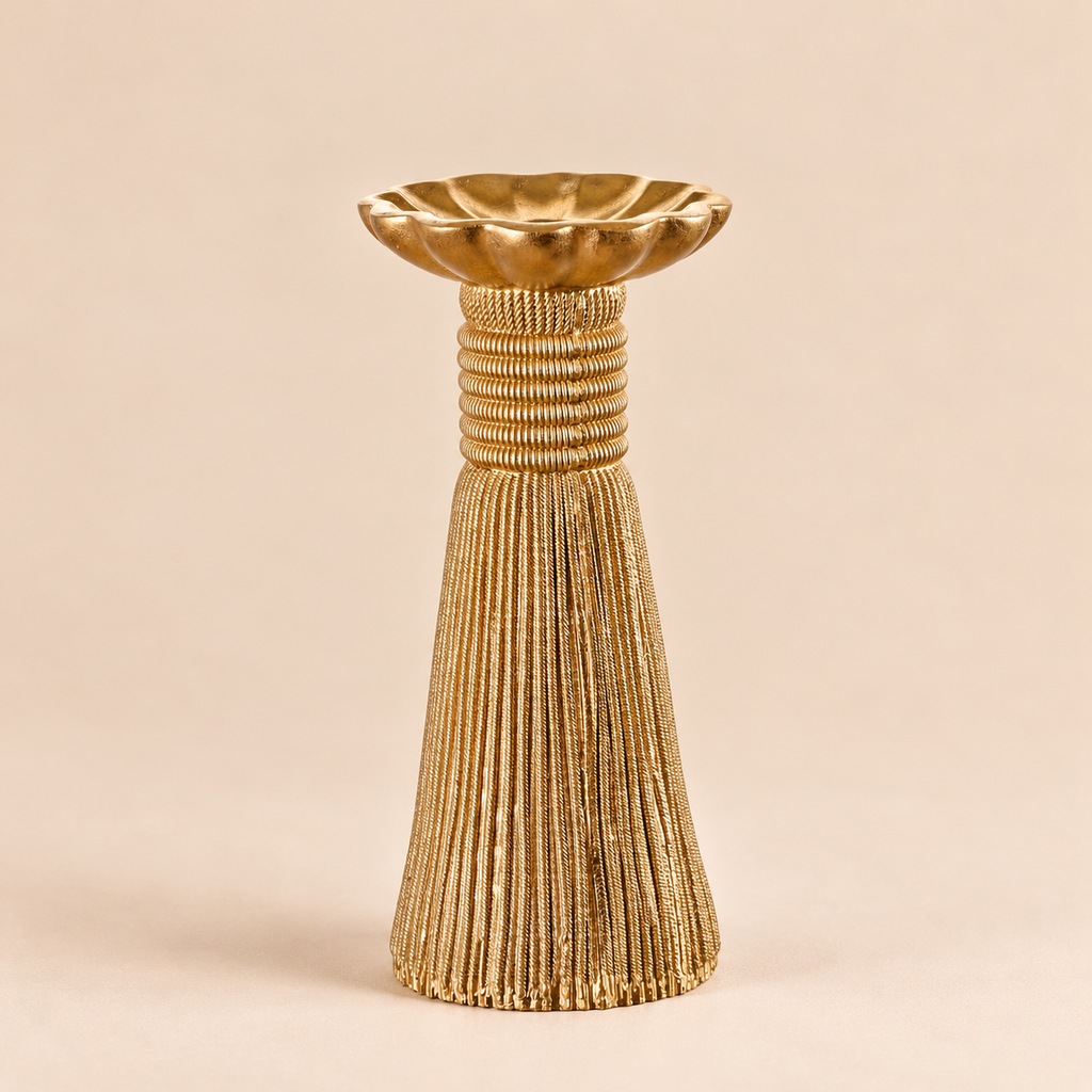 Candelabro Dorato con Frange Effetto Nappa in Resina – Collezione Festa di Luce Ø10xH20 cm