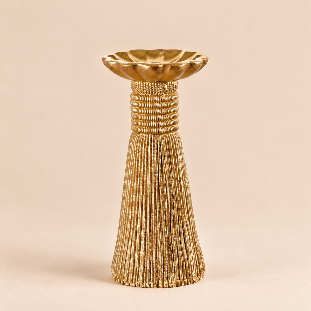 Candelabro Dorato con Frange Effetto Nappa in Resina – Collezione Festa di Luce Ø10xH20 cm