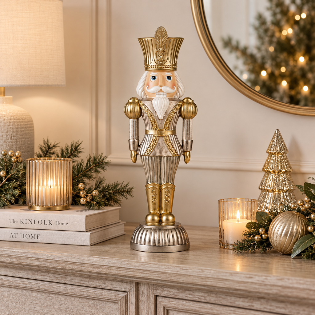 Schiaccianoci Natalizio Decorativo in Resina Argento Anticato e Oro con Cappello Regale – H 47 cm