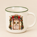Tazza Natalizia in Ceramica Color Crema con Portone, Ghirlande e Fiocchi Rossi – Collezione Christmas is Coming