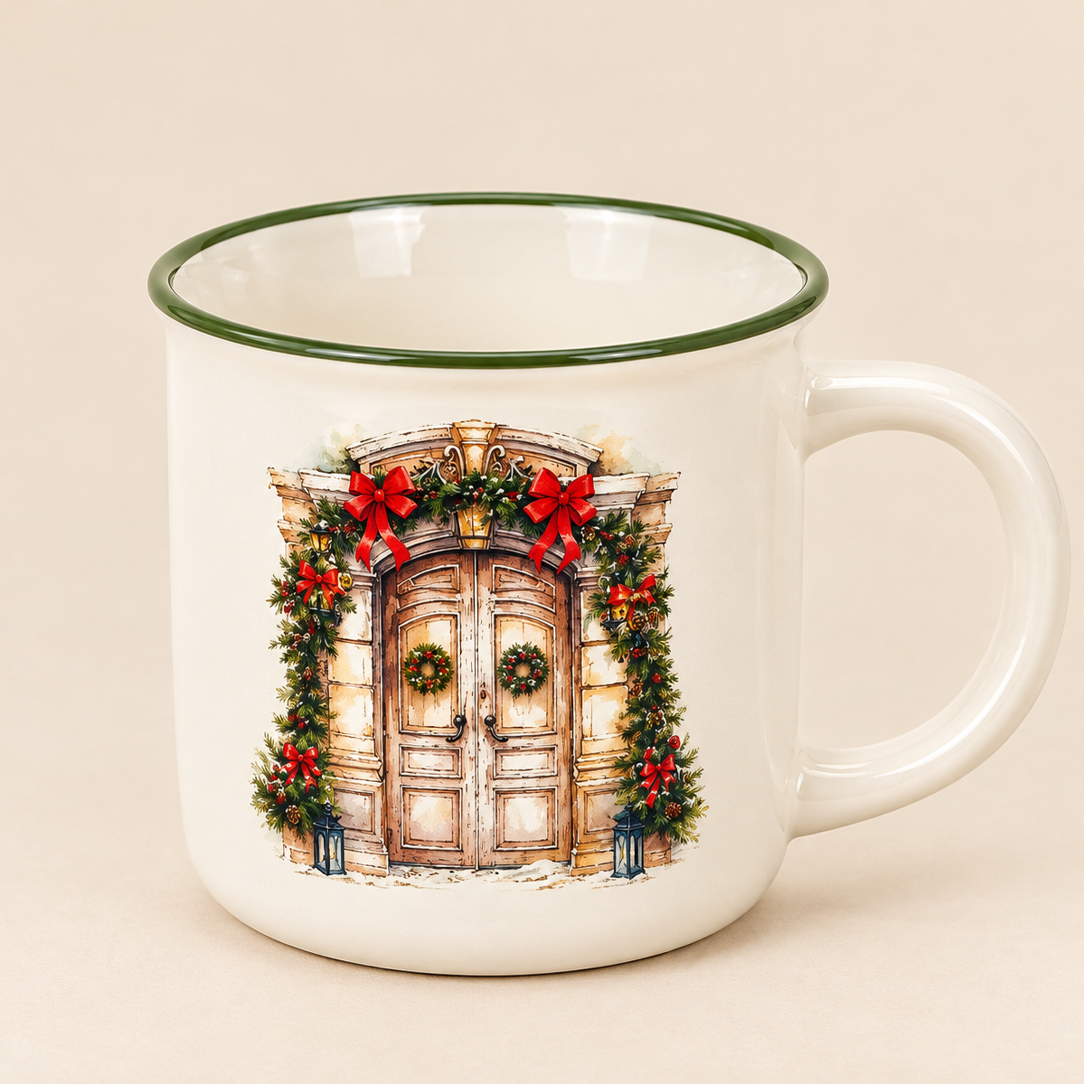 Tazza Natalizia in Ceramica Color Crema con Portone, Ghirlande e Fiocchi Rossi – Collezione Christmas is Coming