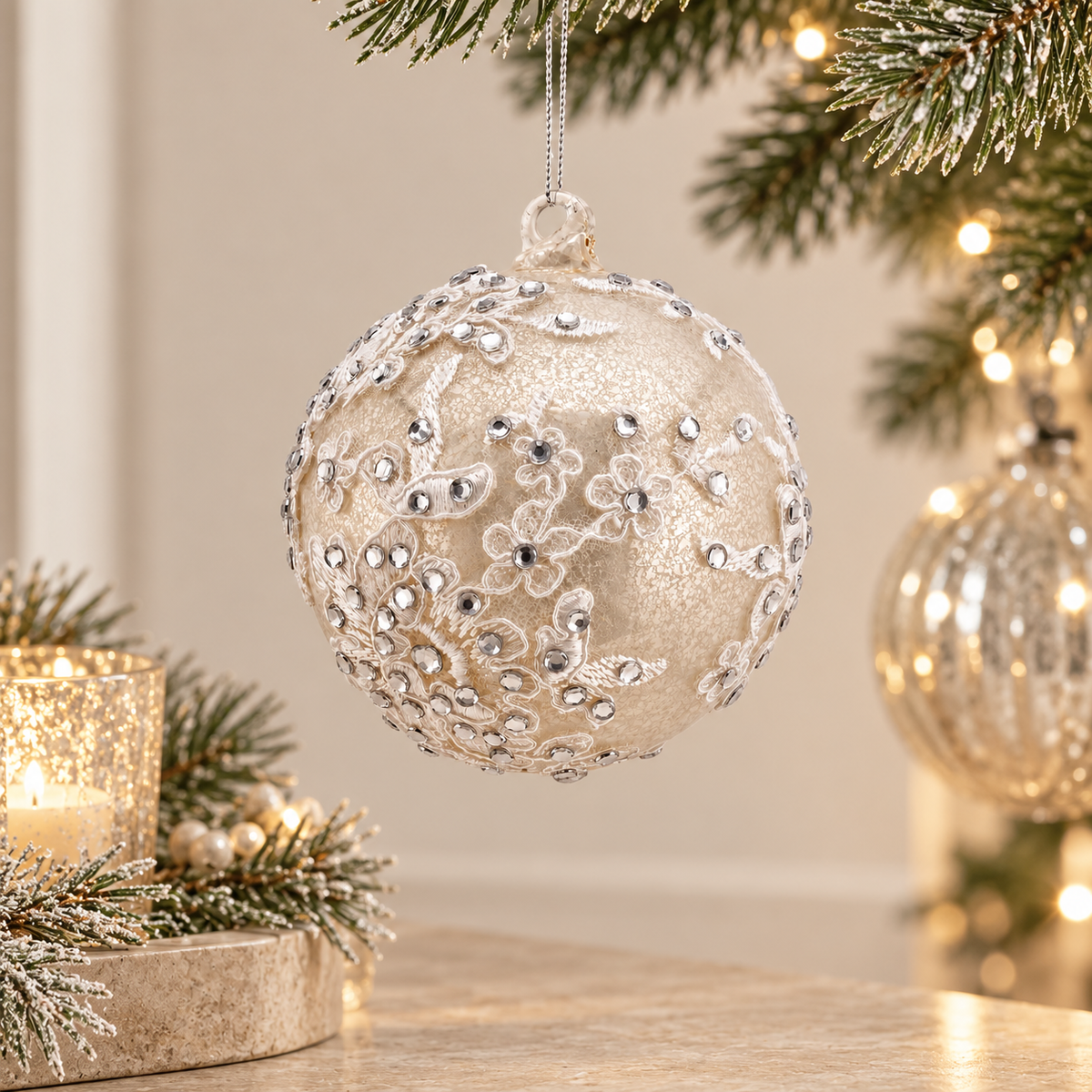 Sfera di Natale EDG in Vetro Argento Perlato con Fiori Ricamati e Strass – Ø 10 cm