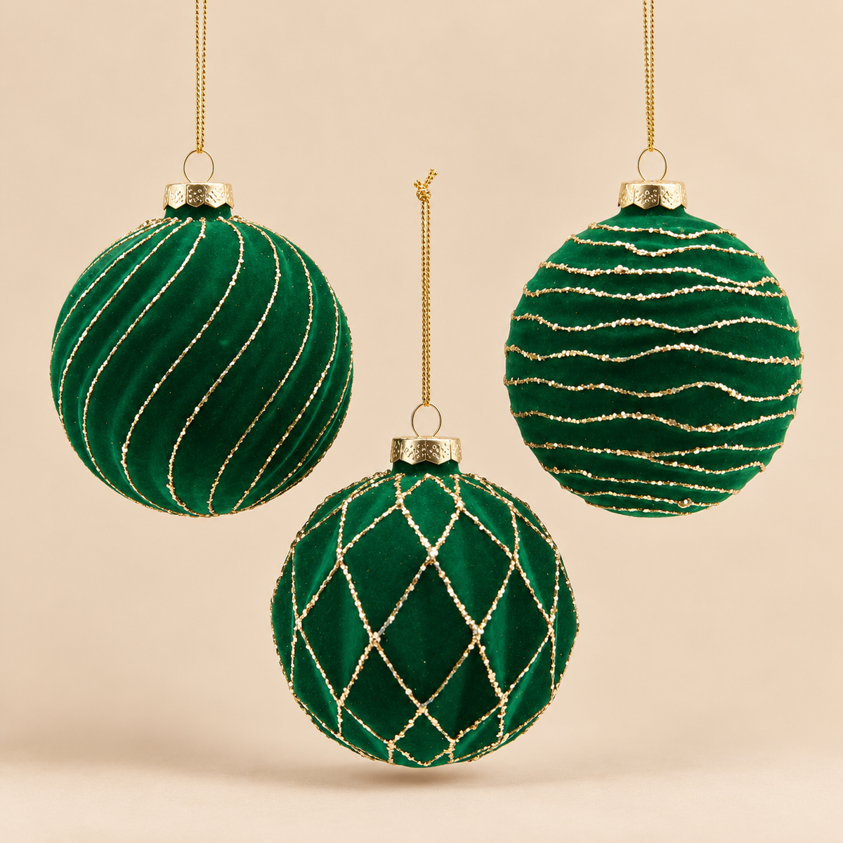 Sfera di Natale in Vetro Verde Smeraldo Effetto Velluto con Glitter Oro – Ø 10 cm