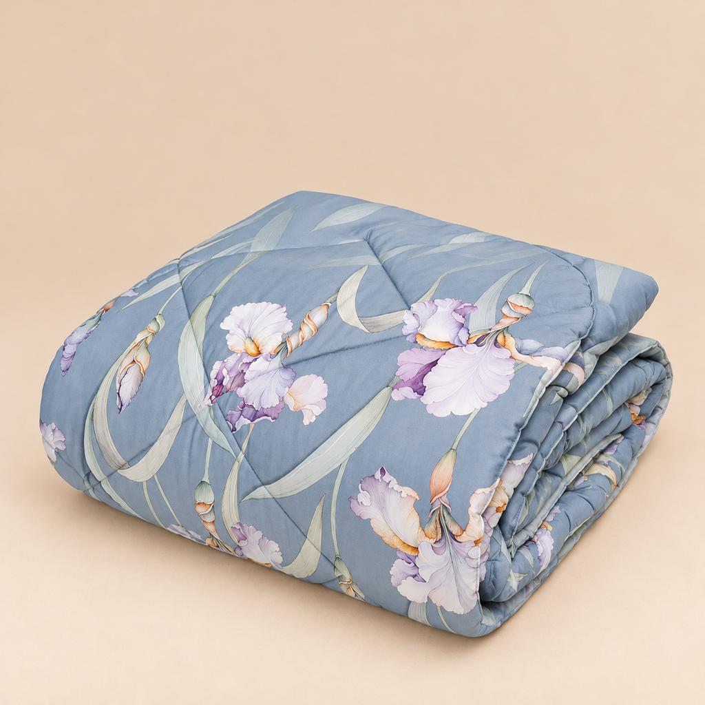 Trapunta Matrimoniale in Raso di Puro Cotone 300 T.C. con Iris Lilla su Fondo Azzurro Polvere 270 x 270 cm – Tessitura Randi
