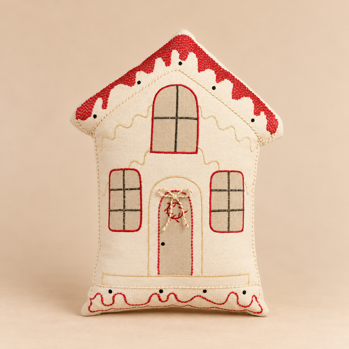 Cuscino Natalizio a Forma di Casetta di Pan di Zenzero Sweet Home in Cotone con Ricami Rossi – 35x42 cm