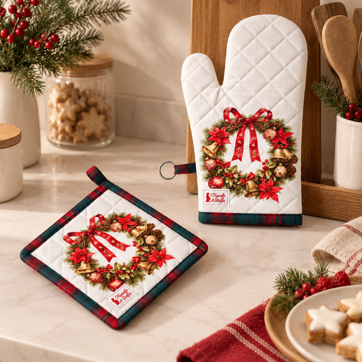 Set Guanto da Forno e Presina Natalizia in Cotone Christmas is Coming con Ghirlanda, Fiocco Rosso e Campanellini – 18x18 / 19x32 cm